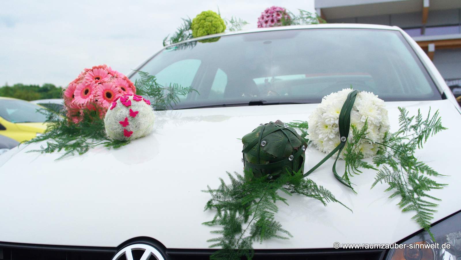 Autokugeln aus Gerbera, Santini und Galaxblättern