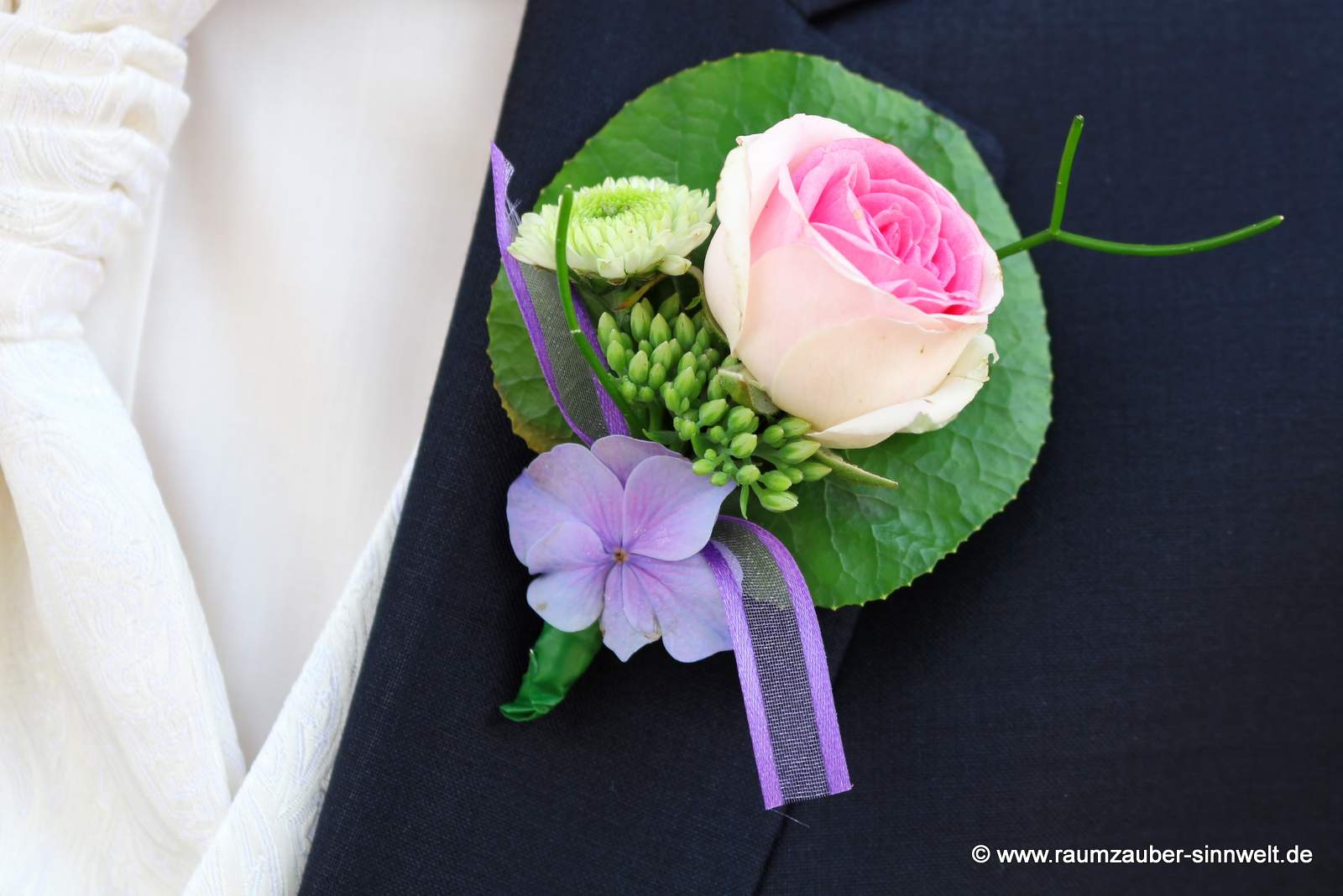 Anstecker aus Polyrose, Hortensie und Santini