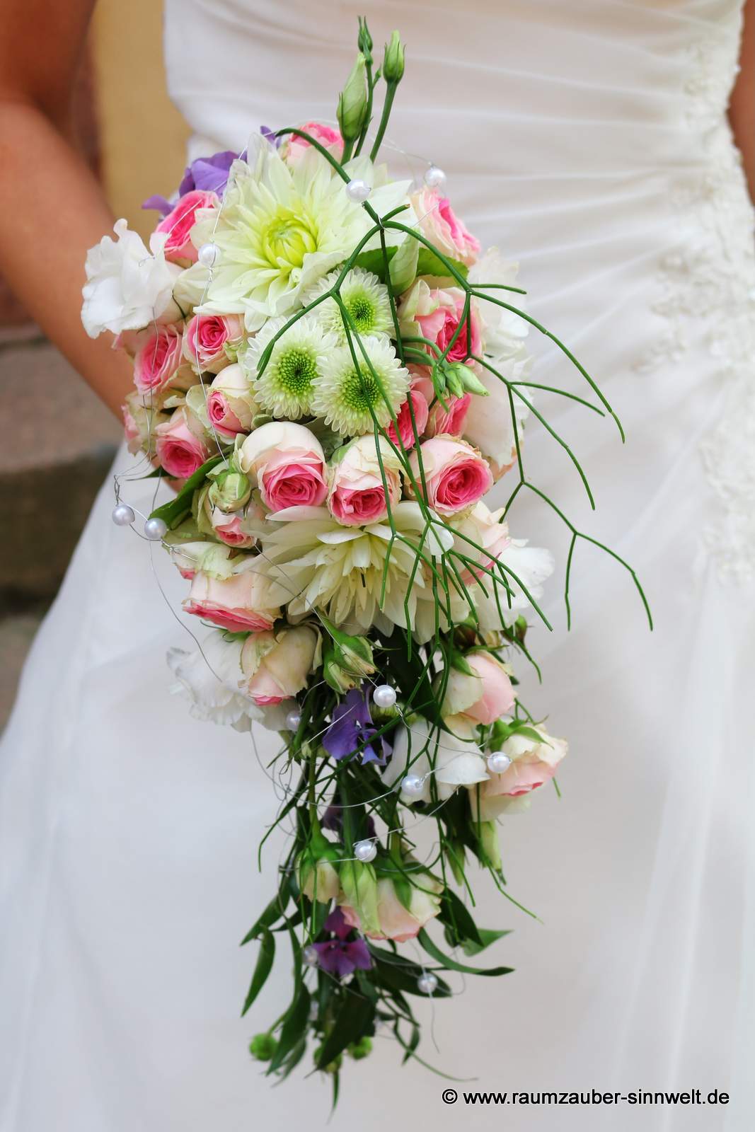 Brautstrauß aus Polyrosen, Dahlien, Hortensie und Santini