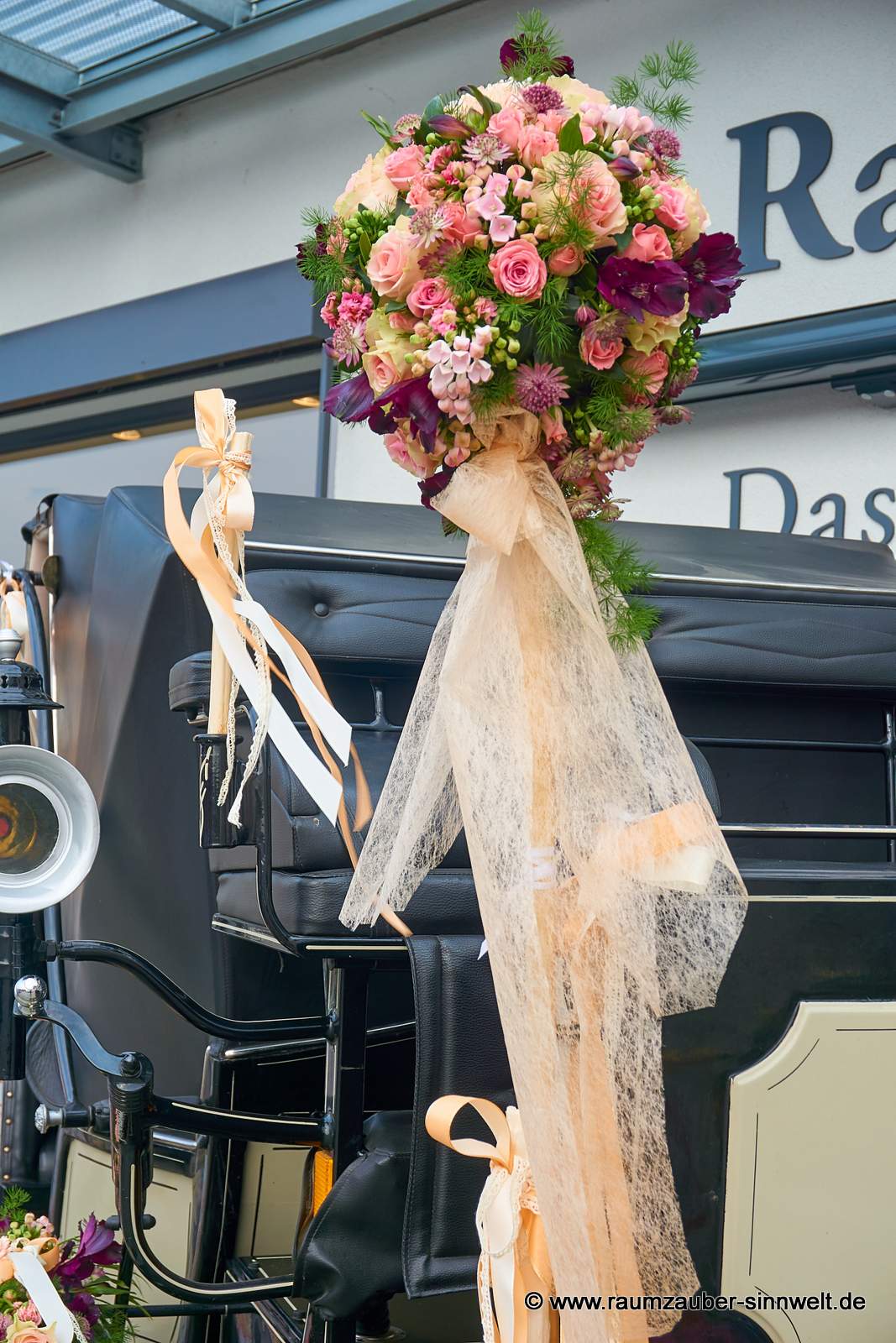 Kutschenschmuck aus Rosen, Astrantien, Alstromerien und Bouvardien