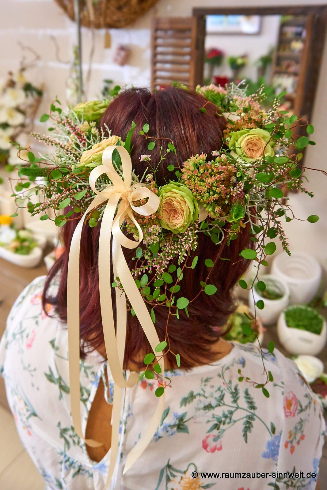 Haarschmuck aus Rosen, Heide, Sedum und Mühlenbeckia