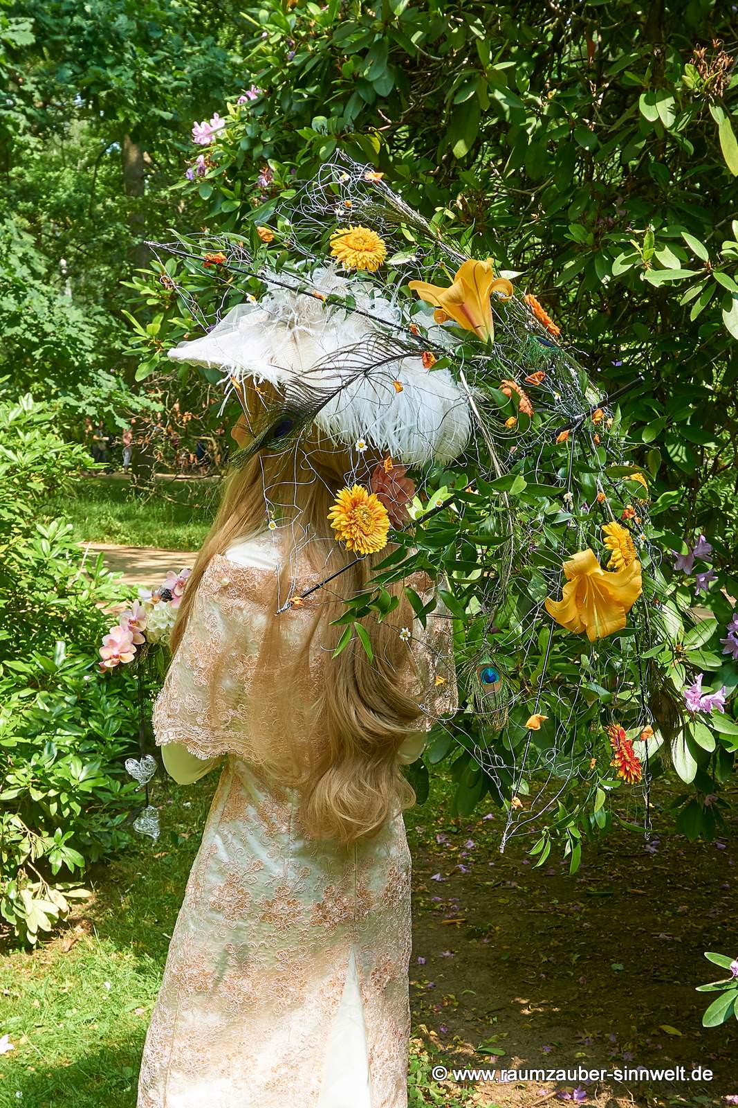 Skelett-Schirm mit Blüten und Blättern floral dekoriert