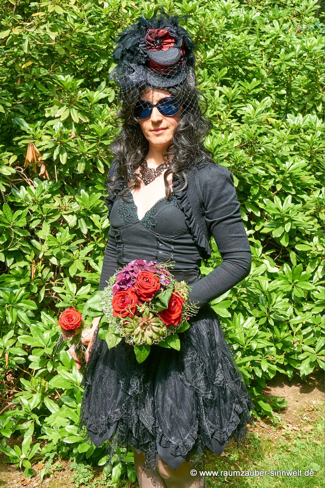 Rundstrauß im Gothic-Style aus Rosen, Hortensien und Sempervivum und gefriergetrocknete Rose am Stab.