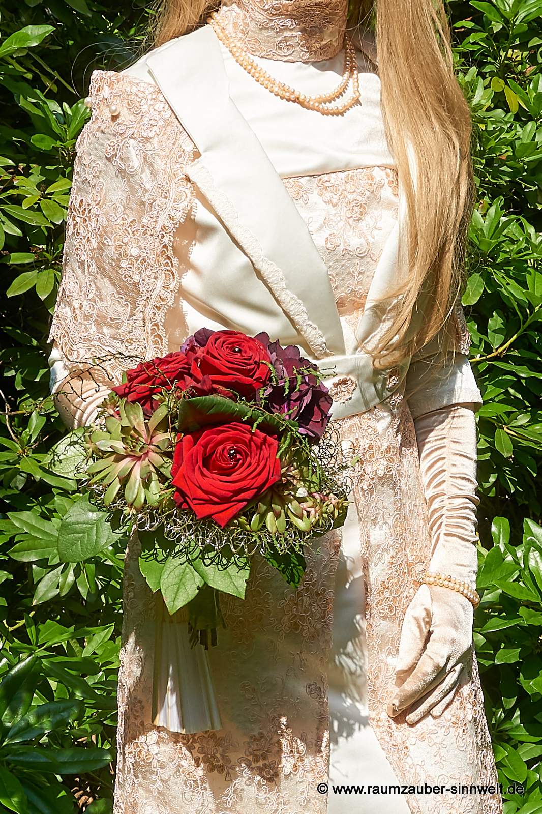 Brautstrauß aus Rosen, Hortensien und Sedum