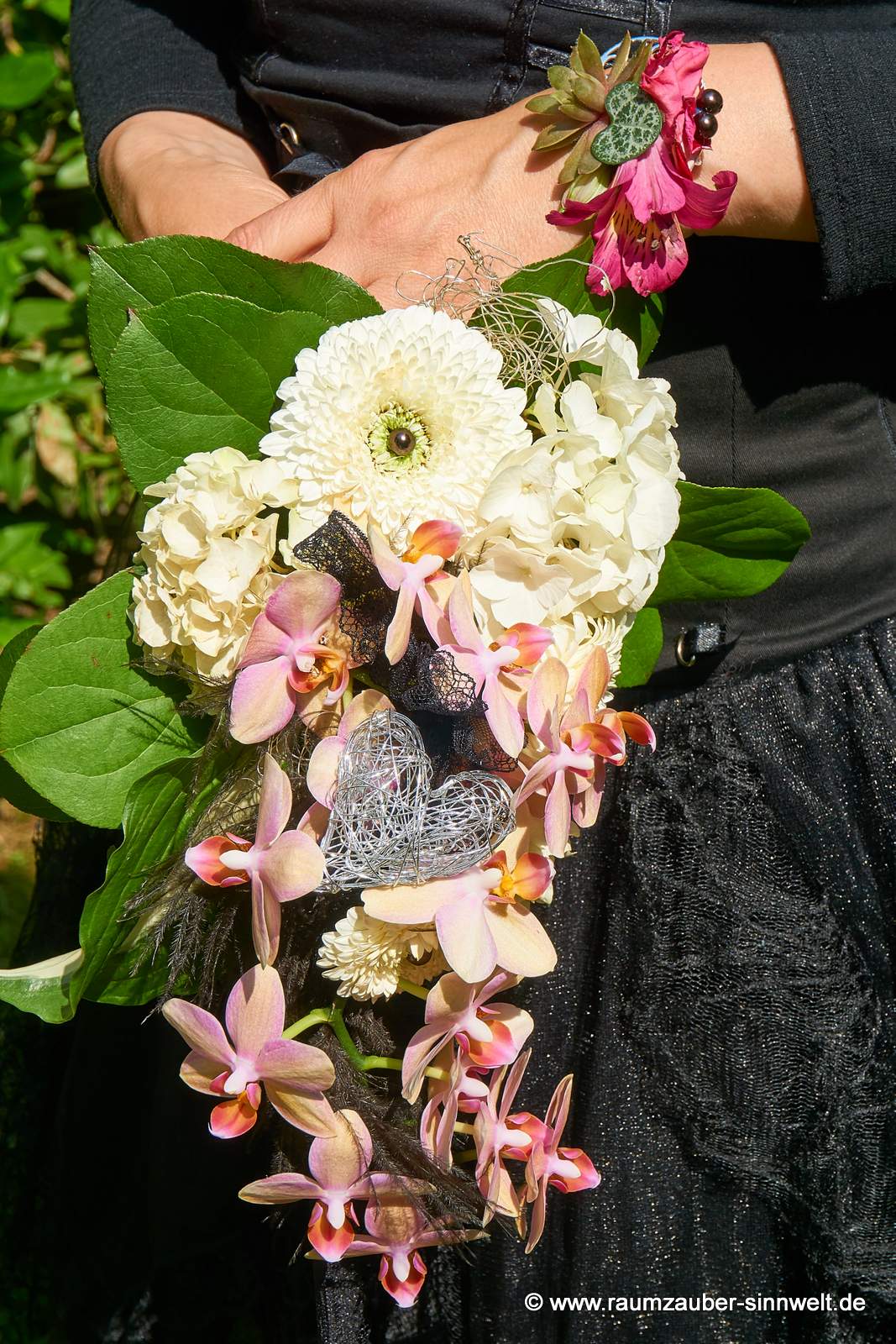 Strauß in Tropfenform aus Orchideen, Hortensien und Gerbera, florales Armband aus Alstromerien und Sempervivum.