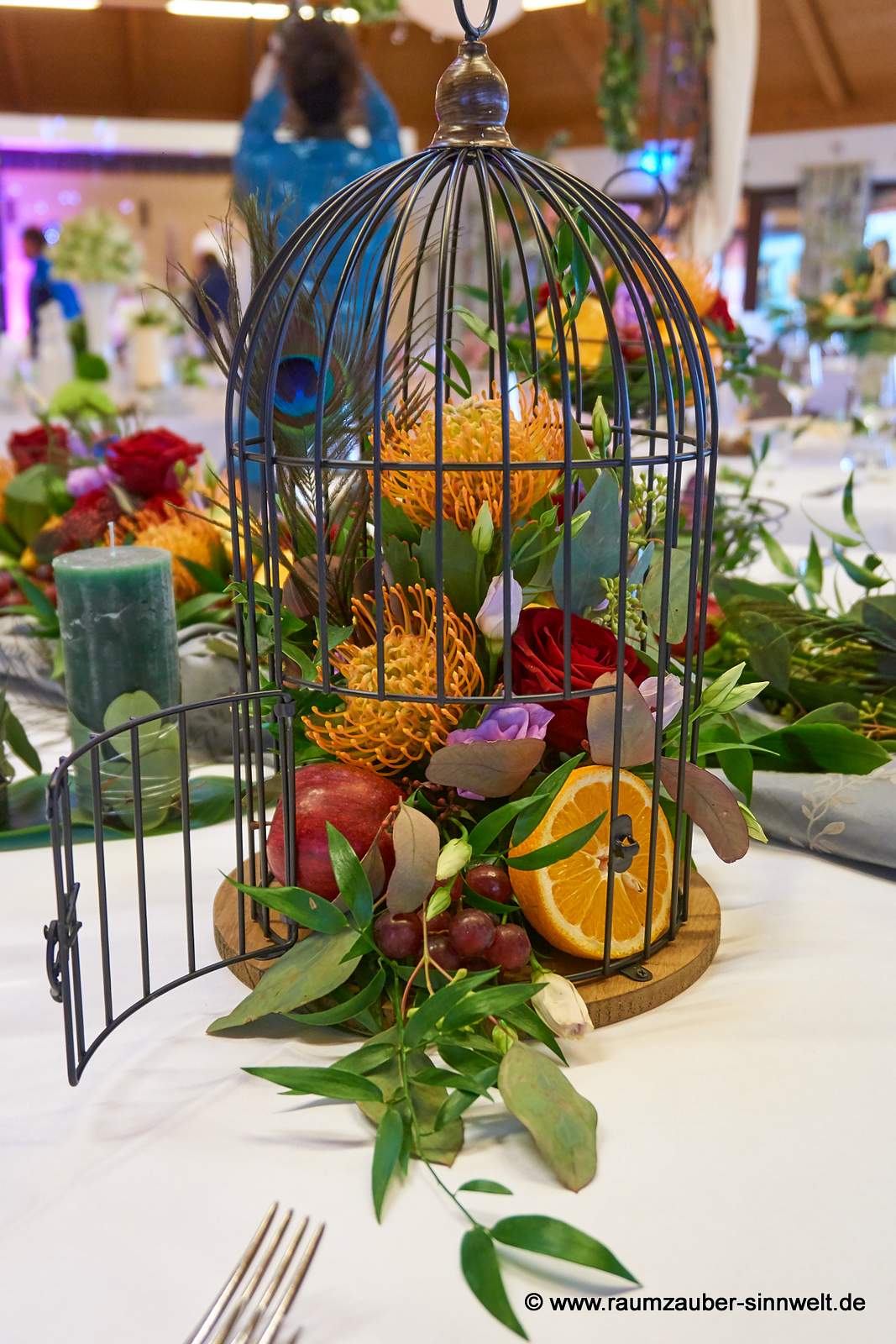 Dekokäfig mit exotischen Blüten und Früchten