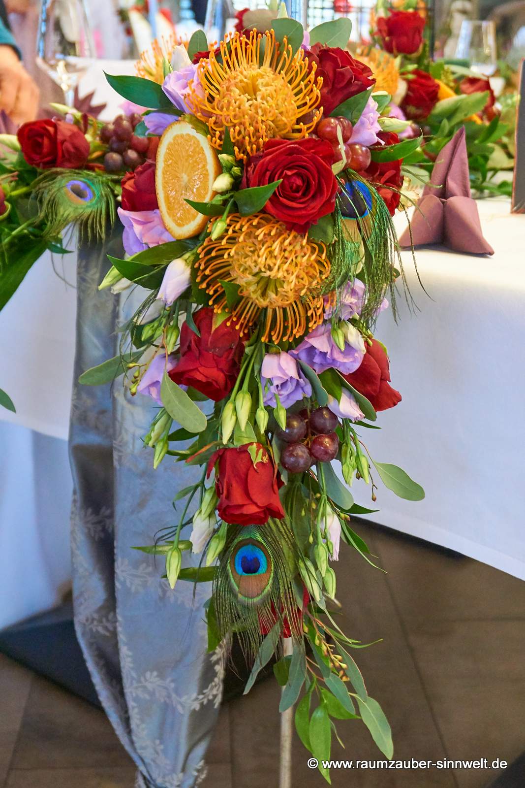 Brautstrauß aus exotischen Blüten und Früchten