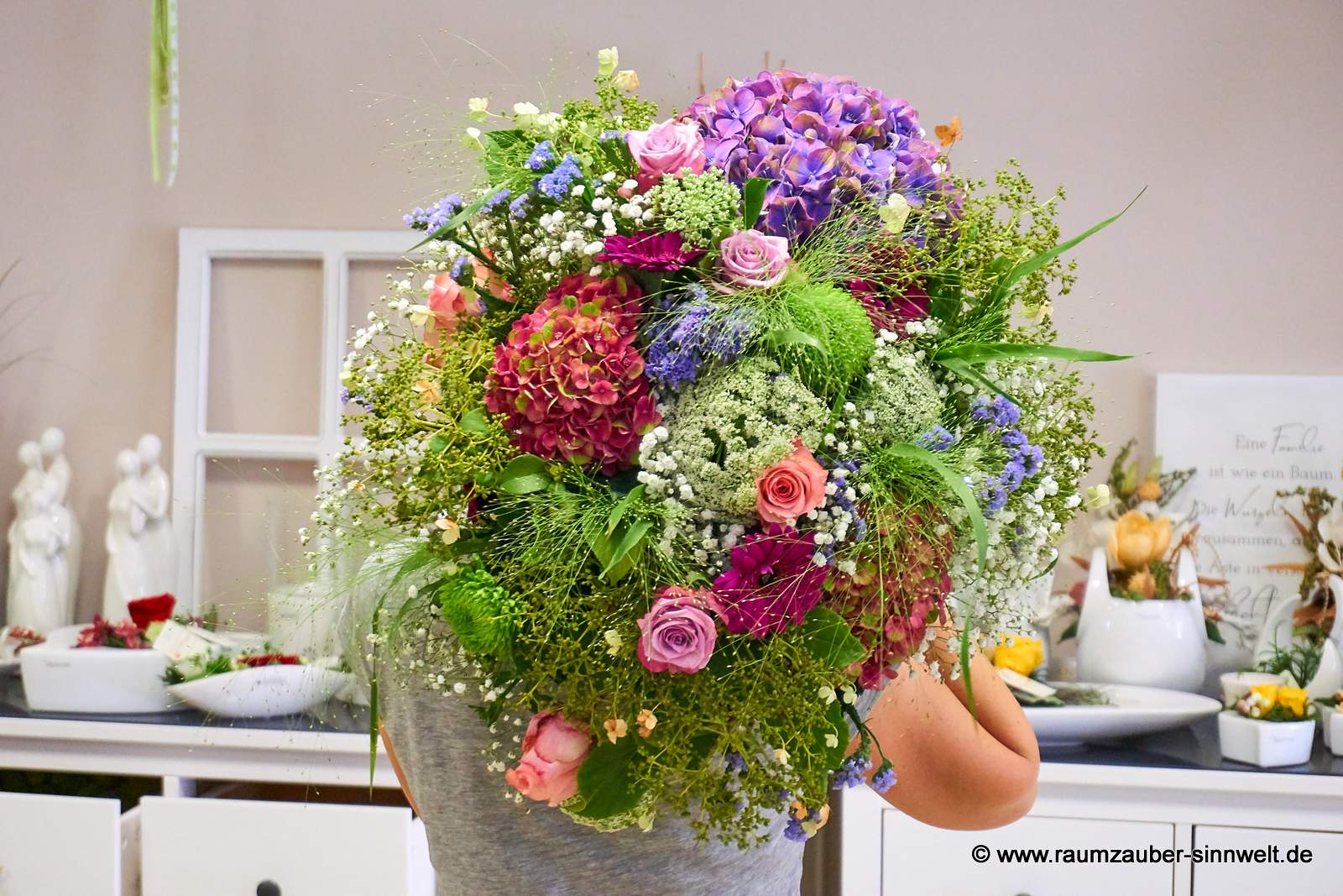 Rundstrauß aus Rosen, Dill, Hortensie, Gerbera, Statice und Gräser.