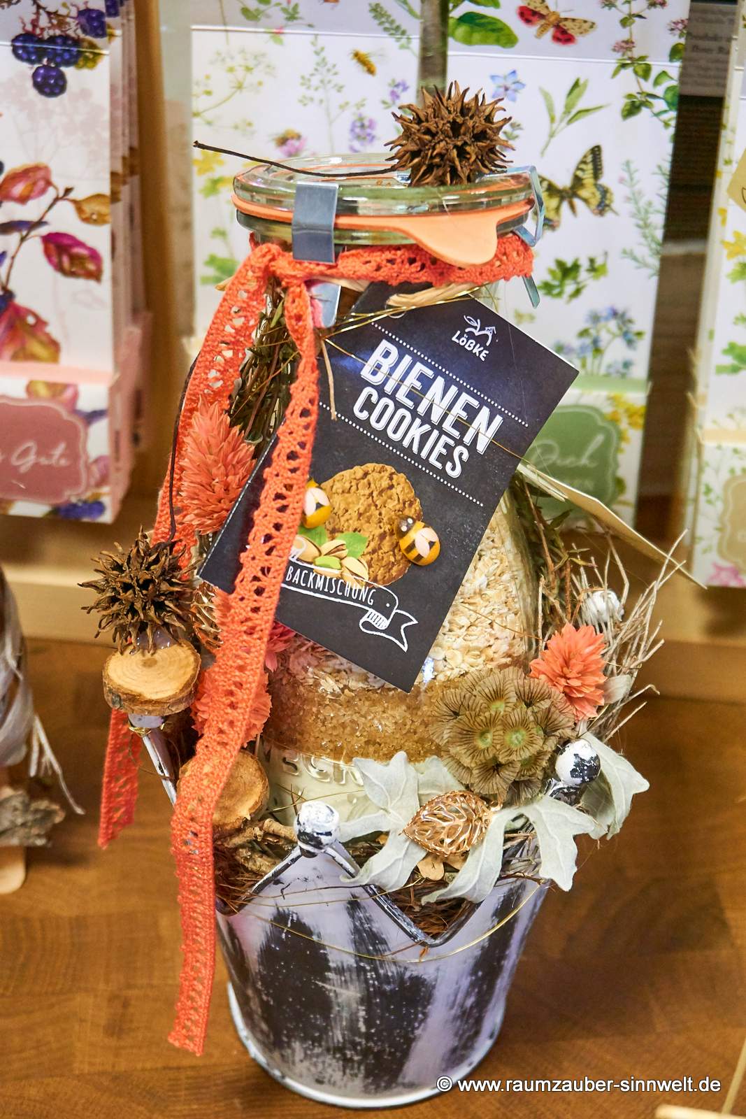 Backmischung von Löbke in Deko-Blechgefäß herbstlich dekoriert.