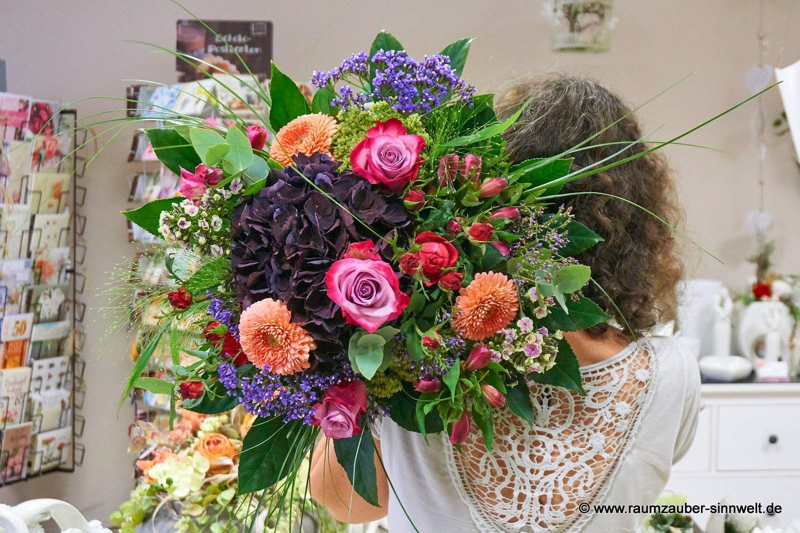 Rundstrauß aus Rosen, Gerbera, Hortensie, Alstroemeria und Statice.