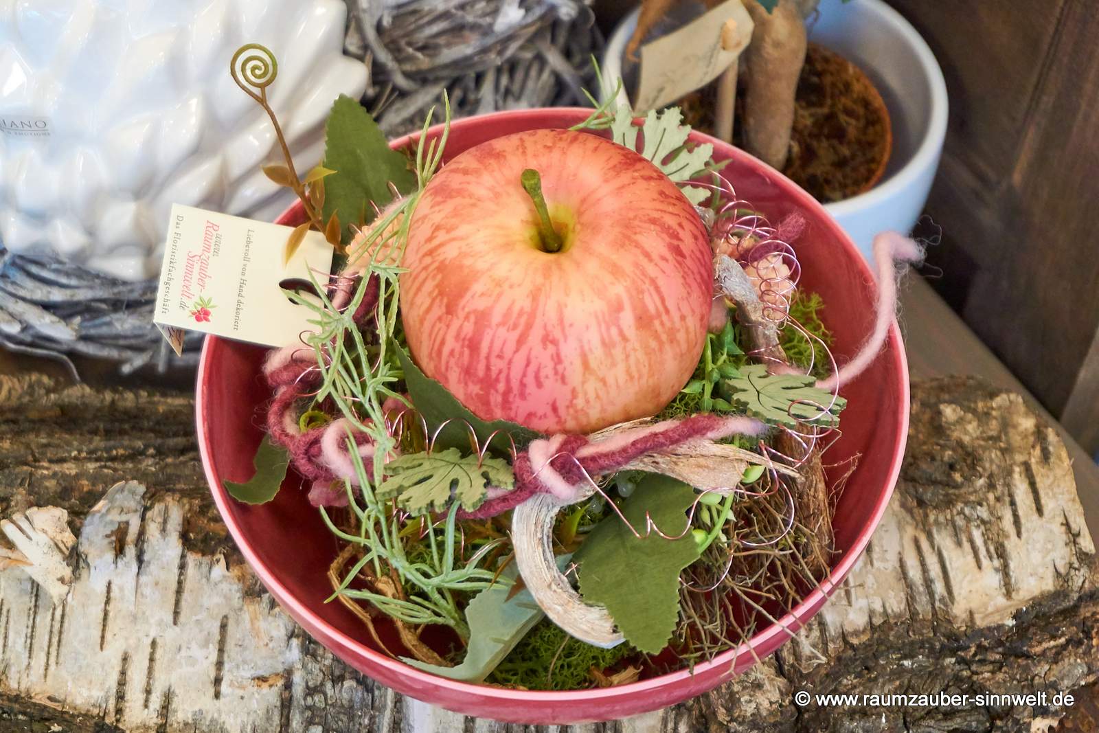 Herbstliches Seidenblumengesteck mit Deko-Apfel
