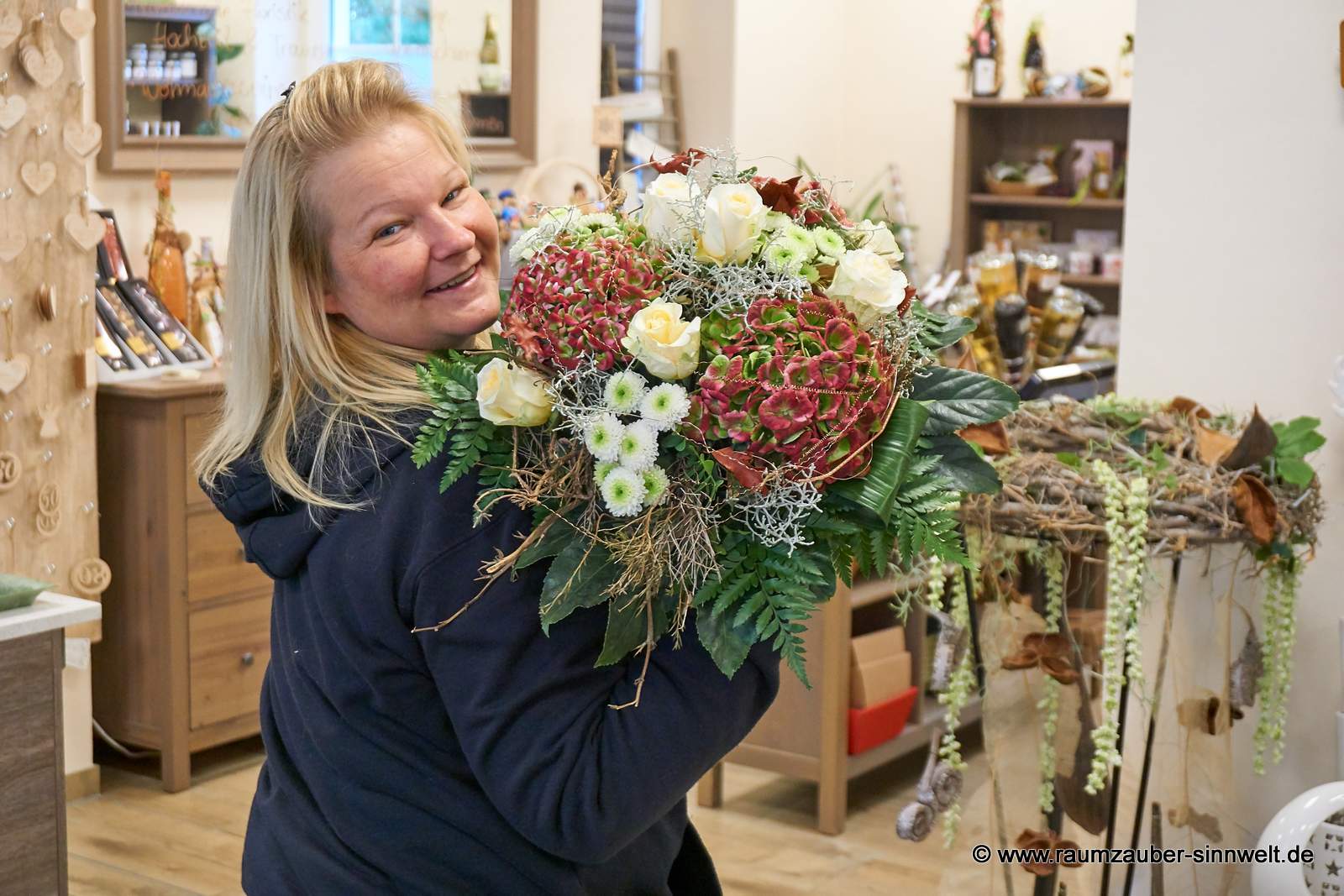 Rundstrauß aus Rosen, Hortensien, Santini und Naturmaterialien.