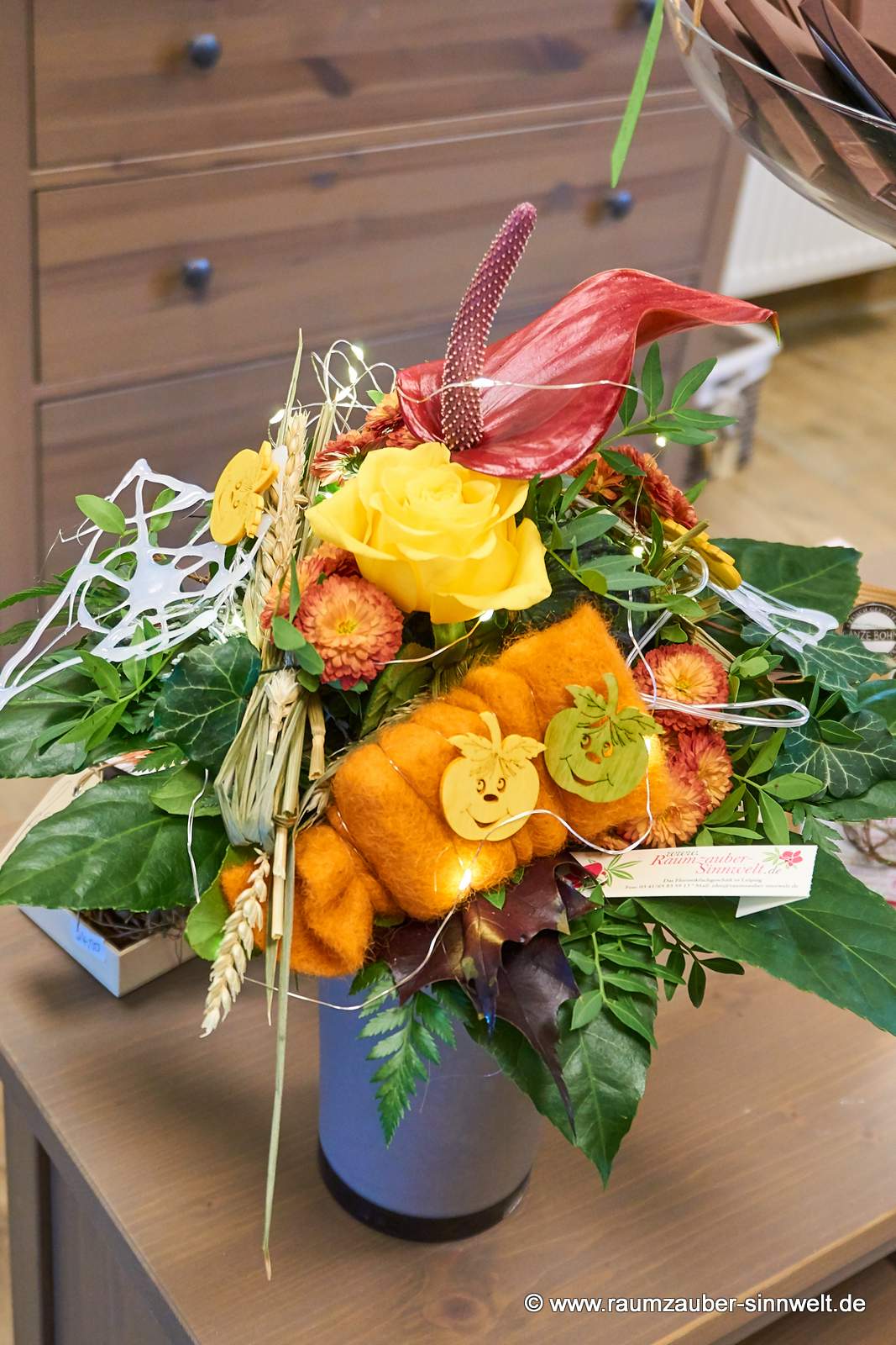 Rundstrauß aus Rosen und Anthurie mit LED-Licht für Halloween.