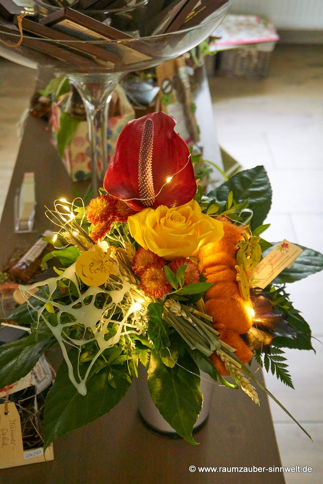 Rundstrauß aus Rosen und Anthurie mit LED-Licht für Halloween.
