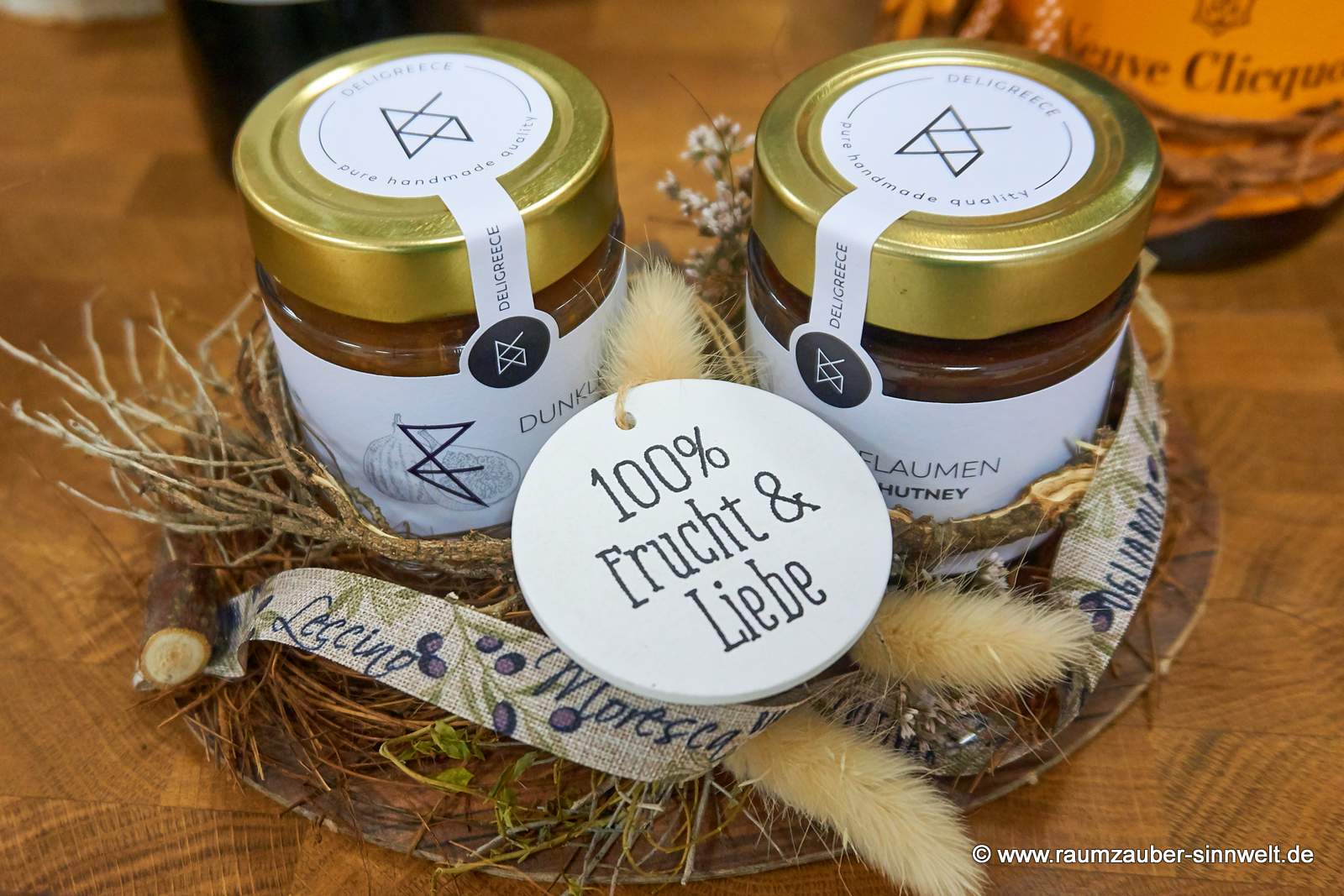 Chutney und Konfitüre aus 85% Frucht aus Kreta von Deligreece als Präsent dekoriert.
