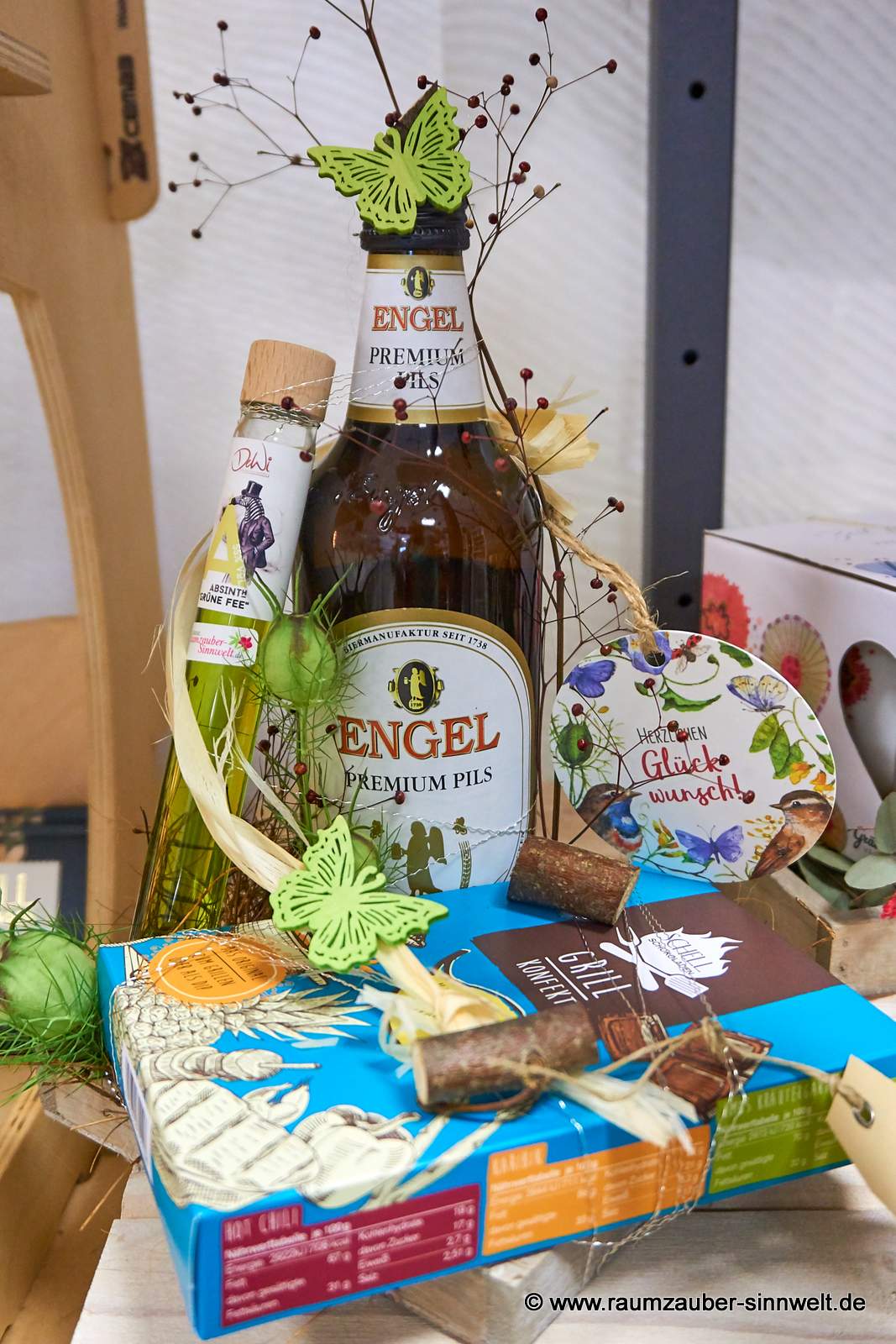 Präsent mit Grillkonfekt aus der SCHELL-Schokoladenmanufaktur, Likörröhrchen und Bier aus der Biermanufaktur Engel