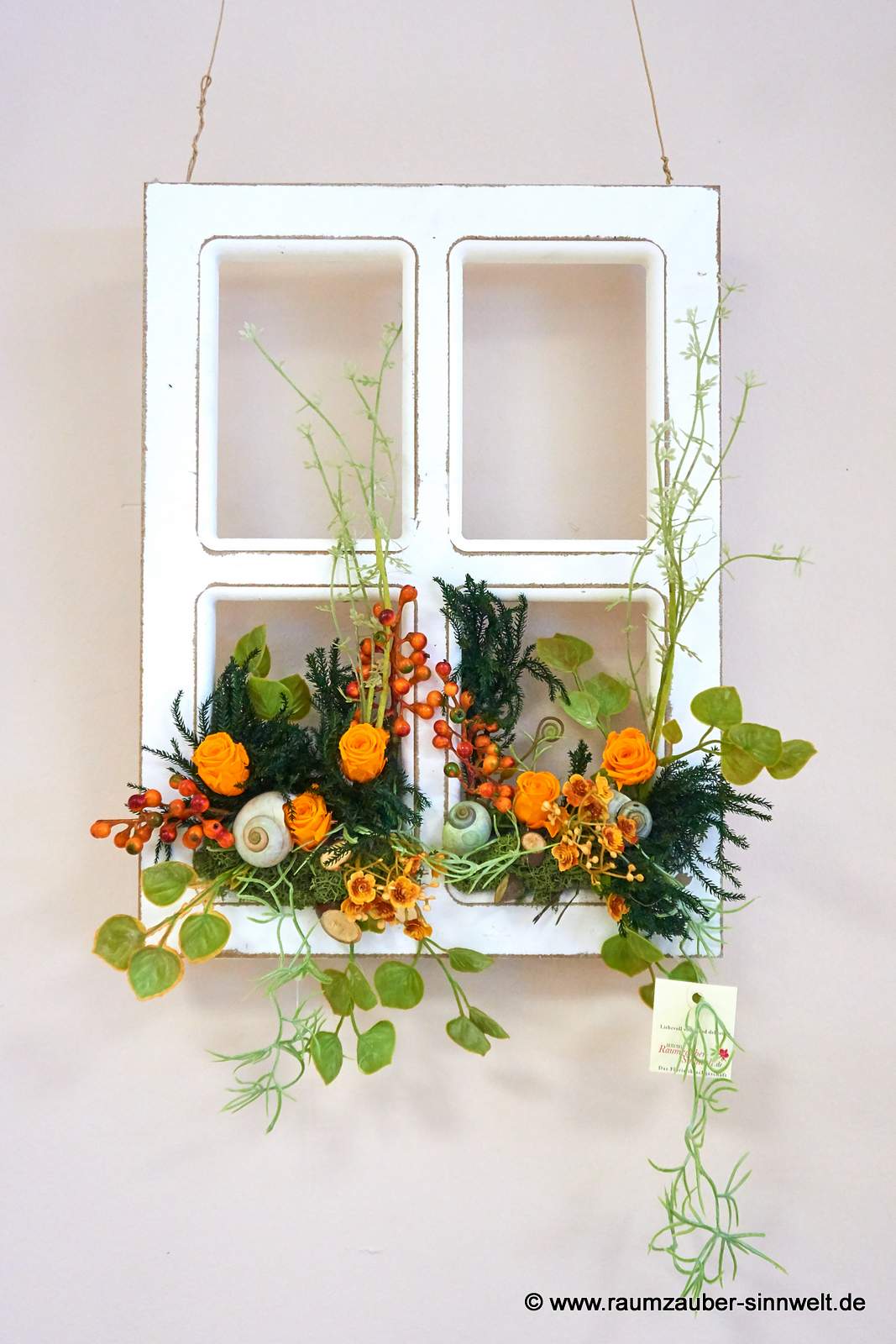 Deko-Fenster mit gefriergetrockneten Rosen als florales Bild