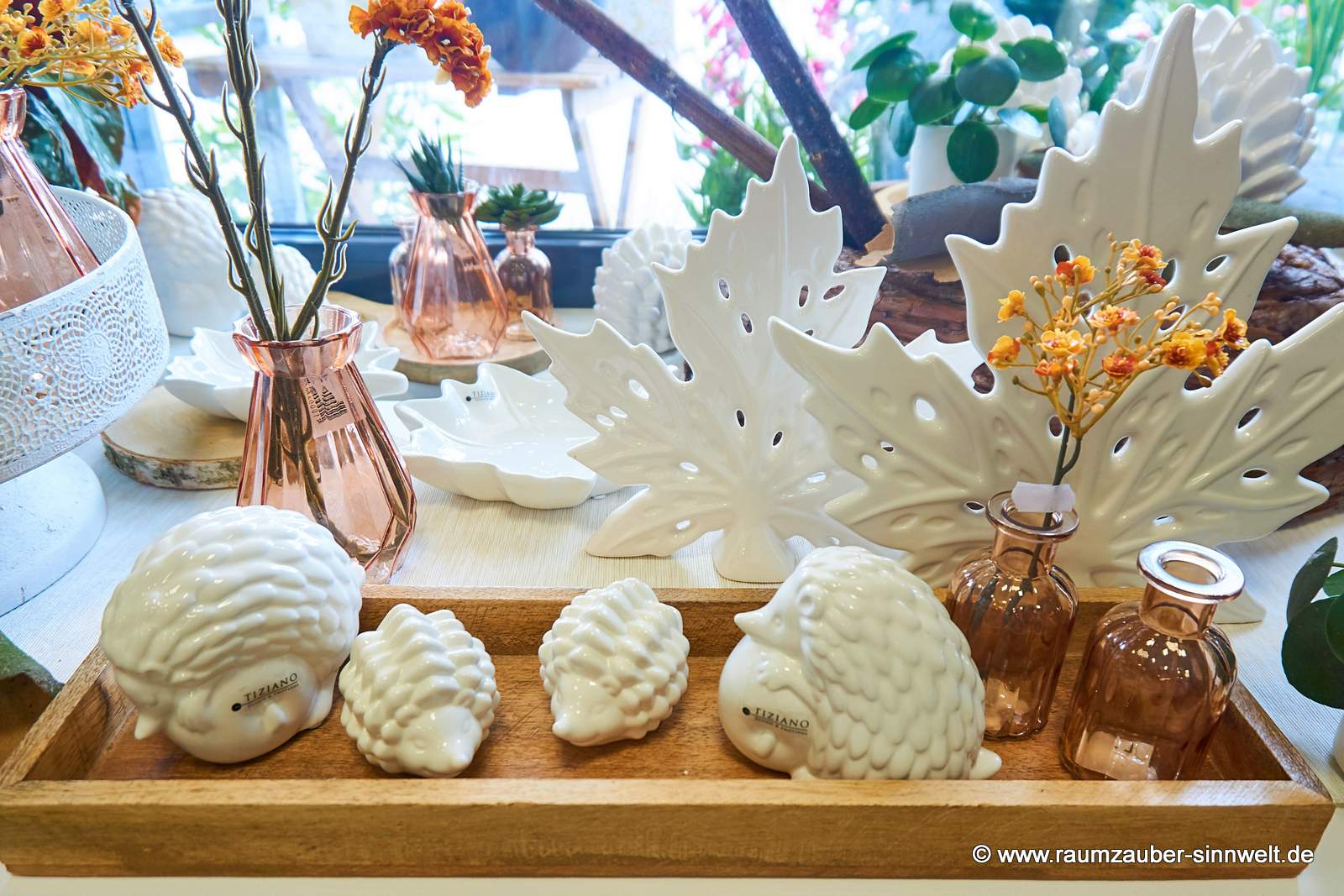 Deko-Igel Max und Deko-Blätter Vicaria von TIZIANO in Herbstdekoration
