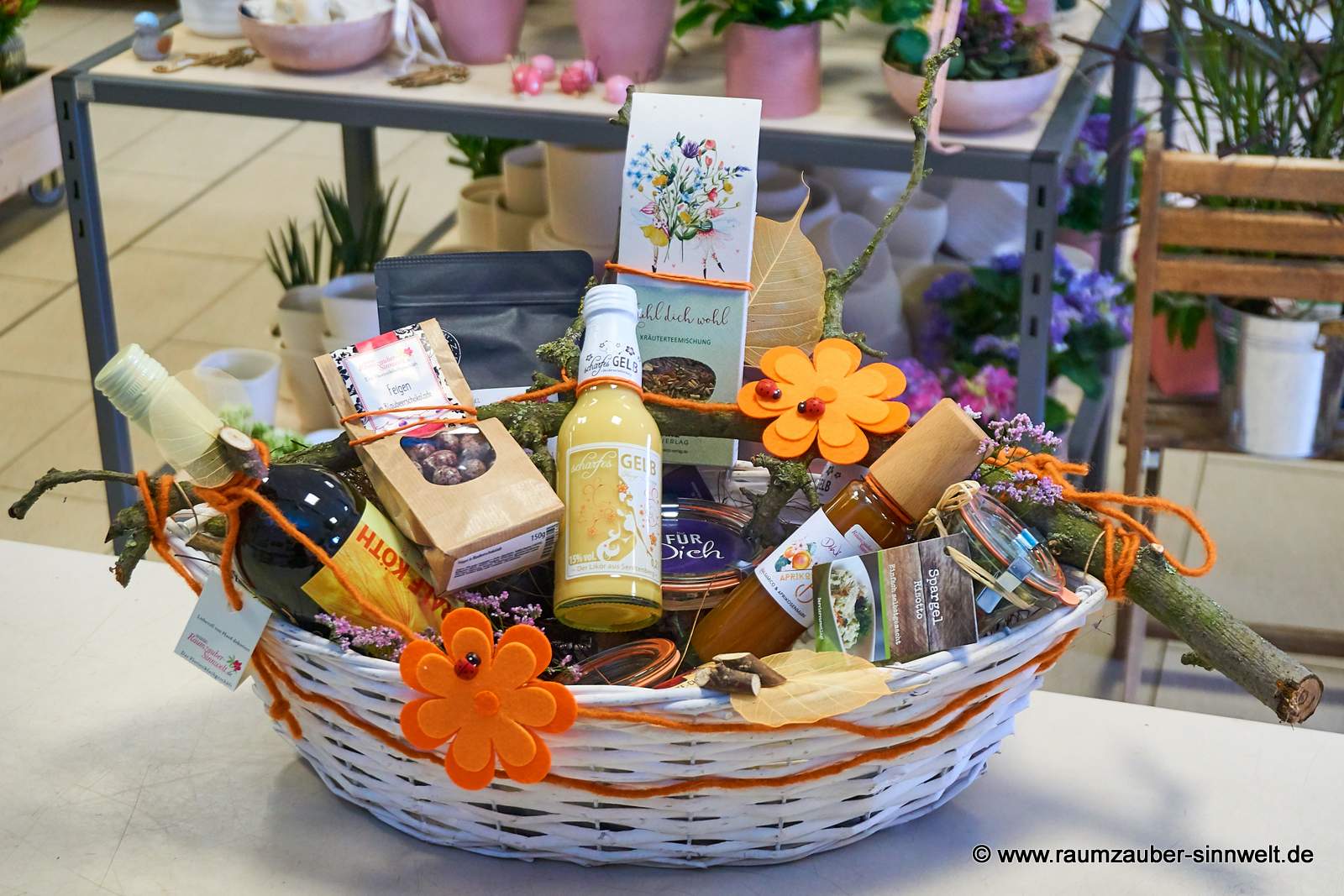 Großer Präsentkorb mit Backmischung und Risotto von Löbke, Likör "scharfesGelb", Schokofrüchten, erlesenem Wein, Chutney, Frucht- und Gewürz- Olivenöl, und naturbelassener Kräuterteemischung vom Grätz Verlag herbstlich dekoriert