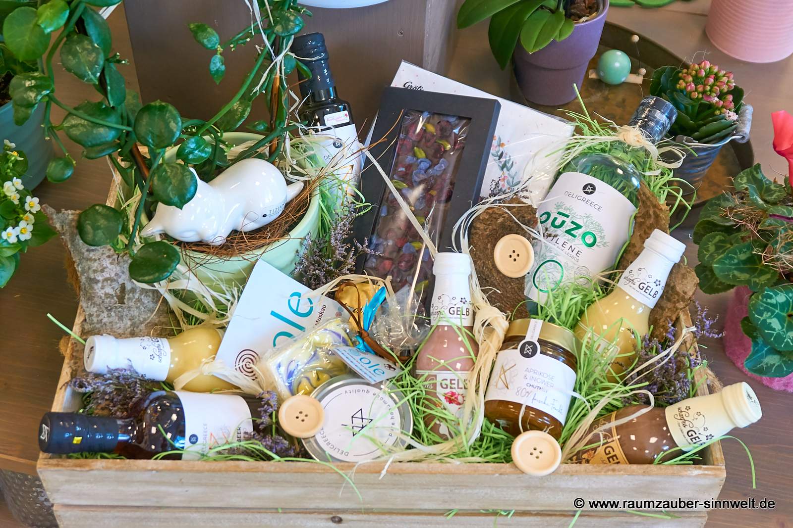 Großer Präsentkorb mit köstlicher Schokoladenkreation von chocoMe, Liköre "scharfesGelb", Chutneys und Konfitüren aus 85% Frucht, Balsamico und Frucht- und Gewürz- Olivenöl aus Kreta, echtem in Meerwasser gewaschenem Ouzo von Deligreece, Servietten vom Grätz Verlag, Deko-Katze Katze Loreana von TIZIANO und Fallschirmblume