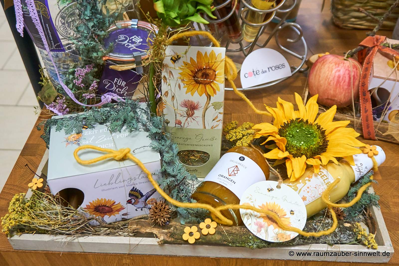 Präsent mit Backmischung von Löbke, Balsamico von Deligreece, Likör "scharfesGelb", naturbelassene Kräuterteemischung und Nostalgie-Tasse vom Grätz Verlag herbstlich dekoriert.