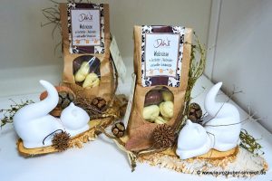 Deko-Eichhörnchen Alvin von VALENTINO mit Schokofrüchten herbstlich dekoriert.