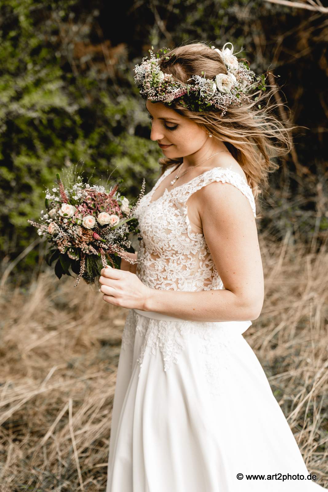 Haarschmuck mit Rosen, Heide, Sedum und Mühlenbeckia, Brautstrauß aus Rosen, Hortensie, Sedum, Veronika, Heide und Schleierkraut