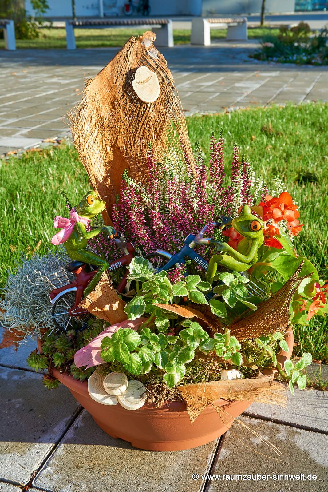 Herbstbunte Pflanzschale mit Deko-Fröschen von Formano.