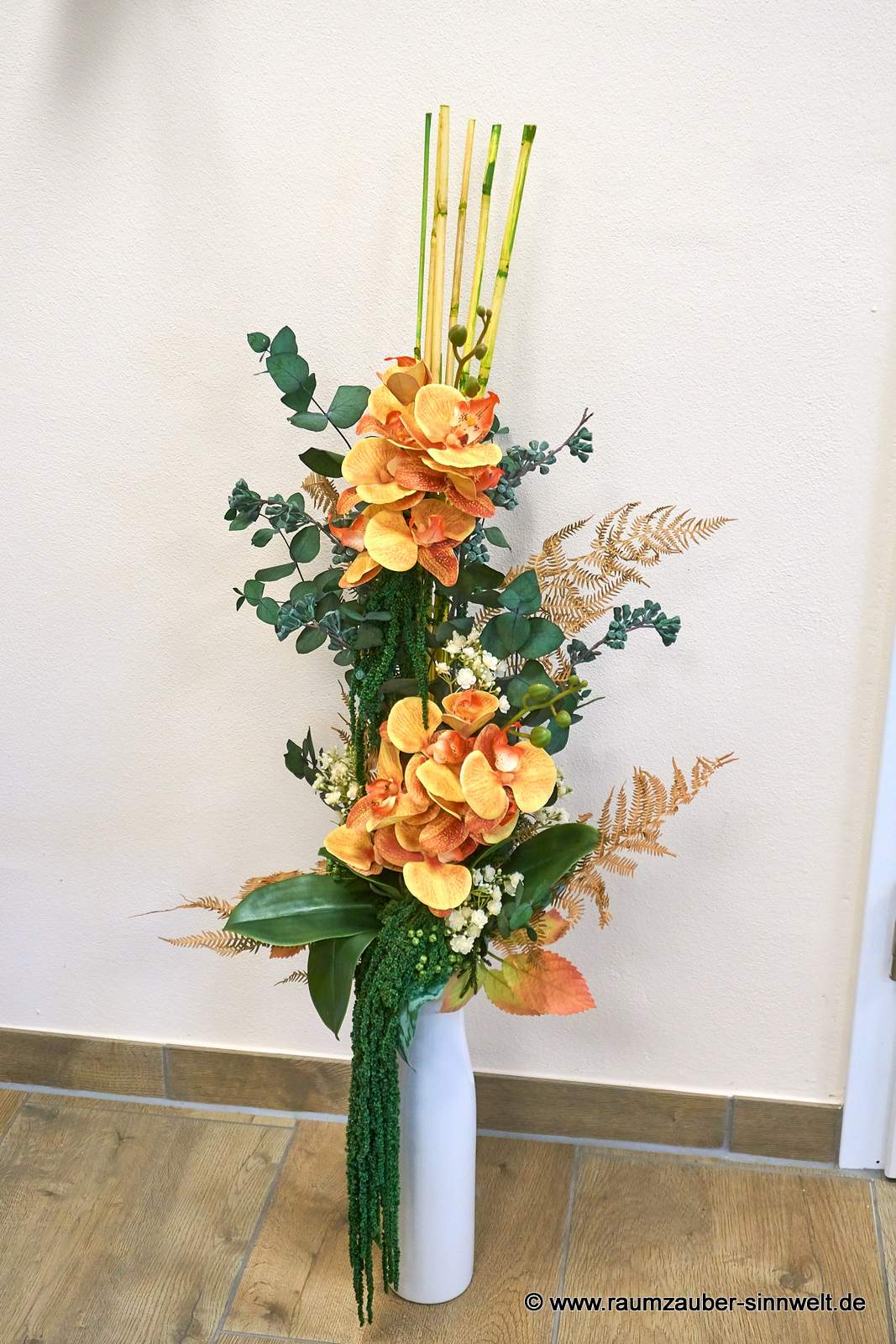 Seidenblumenstrauß in Bodenvase