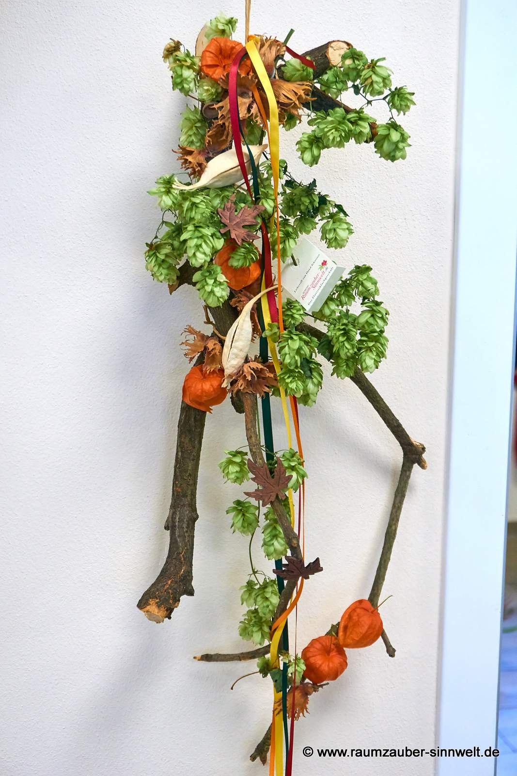 Herbstliche Wanddekoration aus Naturmaterialien.