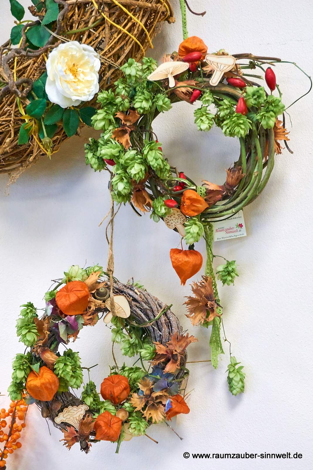 Herbstliche Wandkränze aus Naturmaterialien.