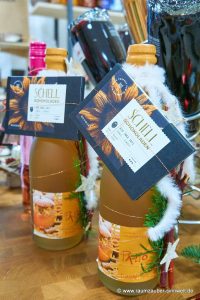 Präsente aus Bratapfel-Secco dekoriert mit Schokolade aus der SCHELL-Schokoladenmanufaktur.