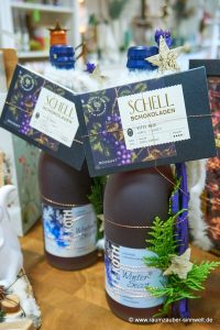 Präsente aus Winter-Secco dekoriert mit Schokolade aus der SCHELL-Schokoladenmanufaktur.