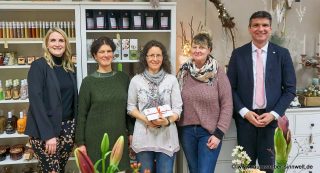 Geschäftsinhaberin Claudia Tenner mit Team und Henry Graichen (Landrat Landkreis Leipzig) und Anna-Luise Conrad (Bürgermeisterin Naunhof)