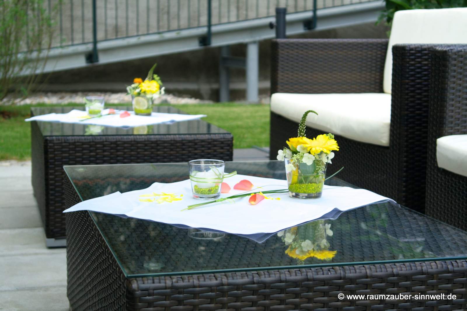 Tischdekoration aus Rosen, Gerbera und Zitronenscheiben