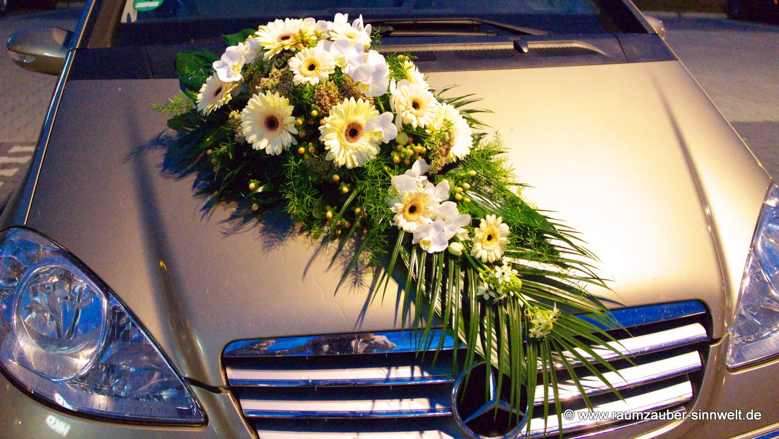 Fahrzeugschmuck aus Gerbera, Orchideen und Hypericum