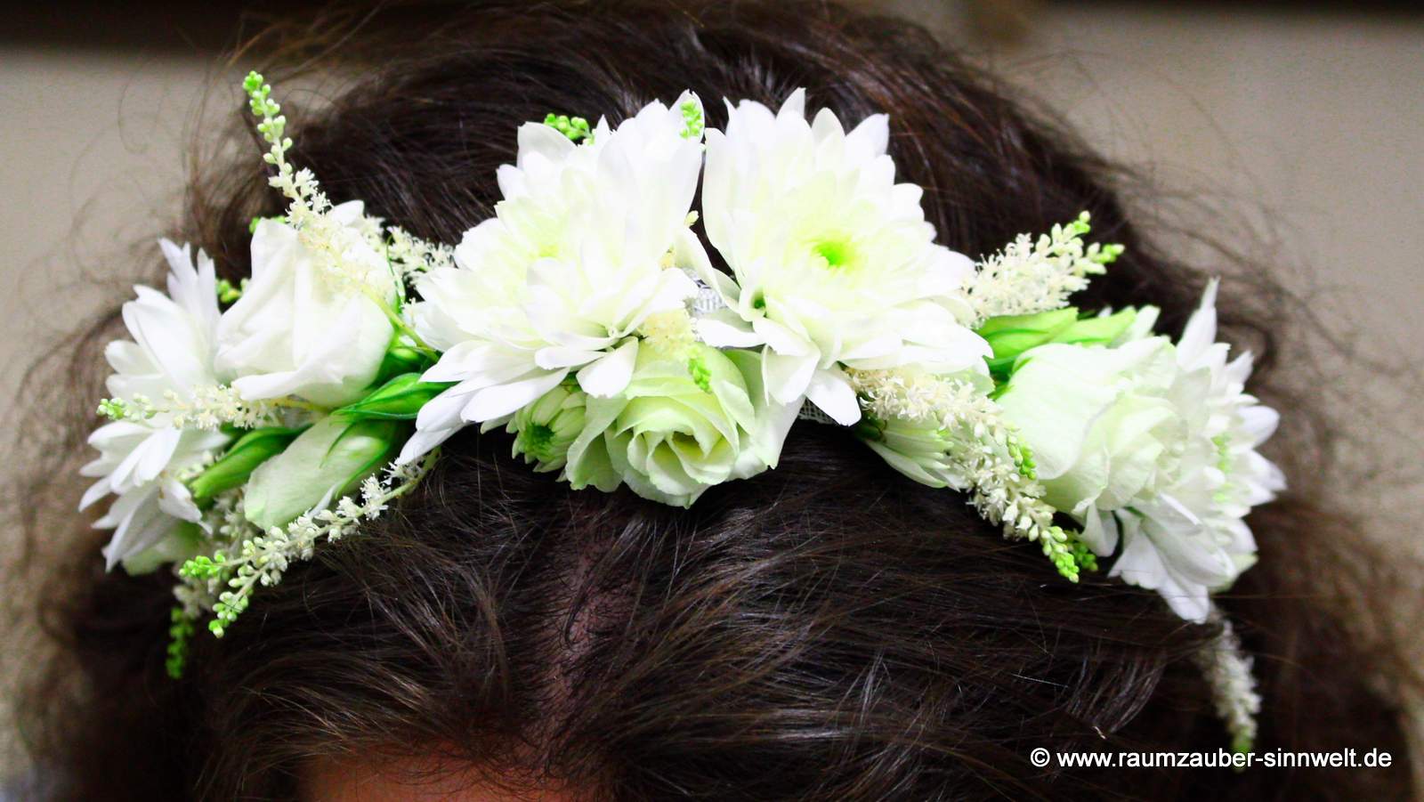 Haarschmuck aus weißen Eustoma, Santini und Astilben
