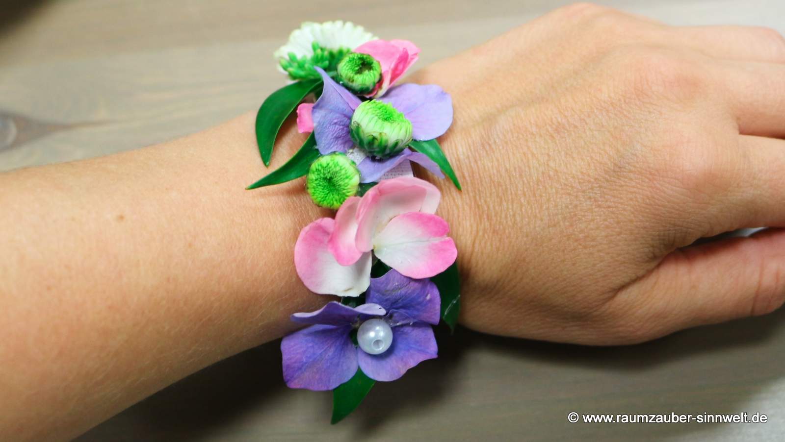 Armband aus Polyrosen, Santini und Hortensien