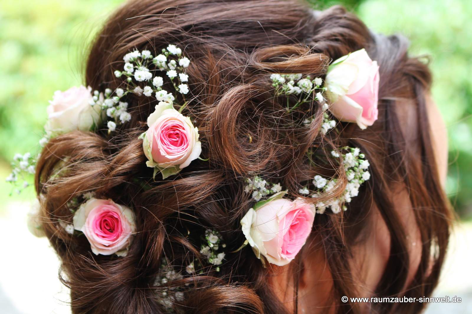 Haarschmuck aus Rosen und Schleierkraut
