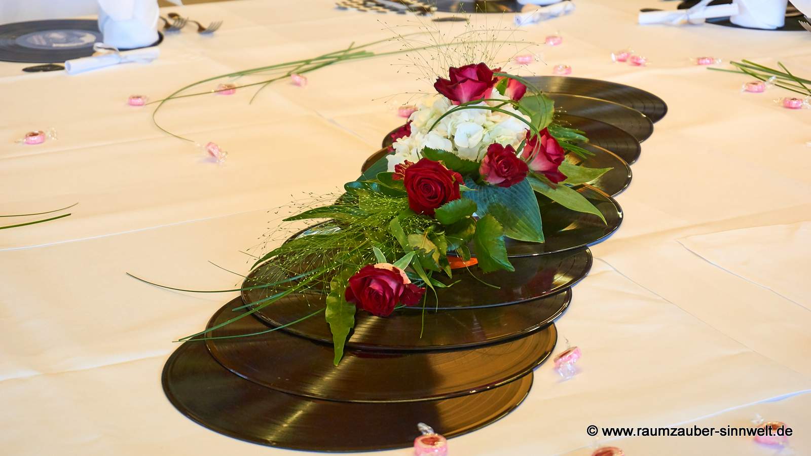 Tischdekoration aus Rosen und Hortensien