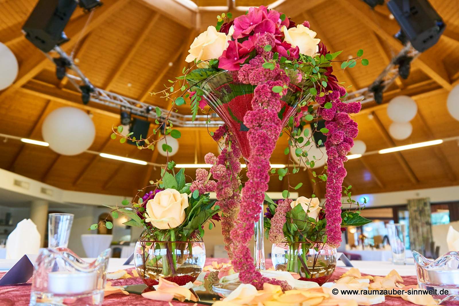 Tischdekoration aus Rosen, Gerbera und Amaranthus