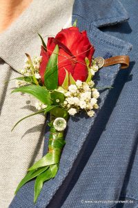 Anstecker für Bräutigam und Trauzeugen aus Rose und Schleierkraut