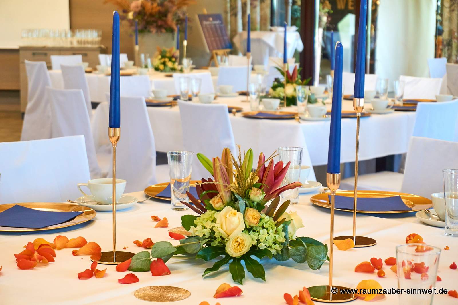 Tischdekoration aus Hortensie, Rosen, Lilien und Gräsern