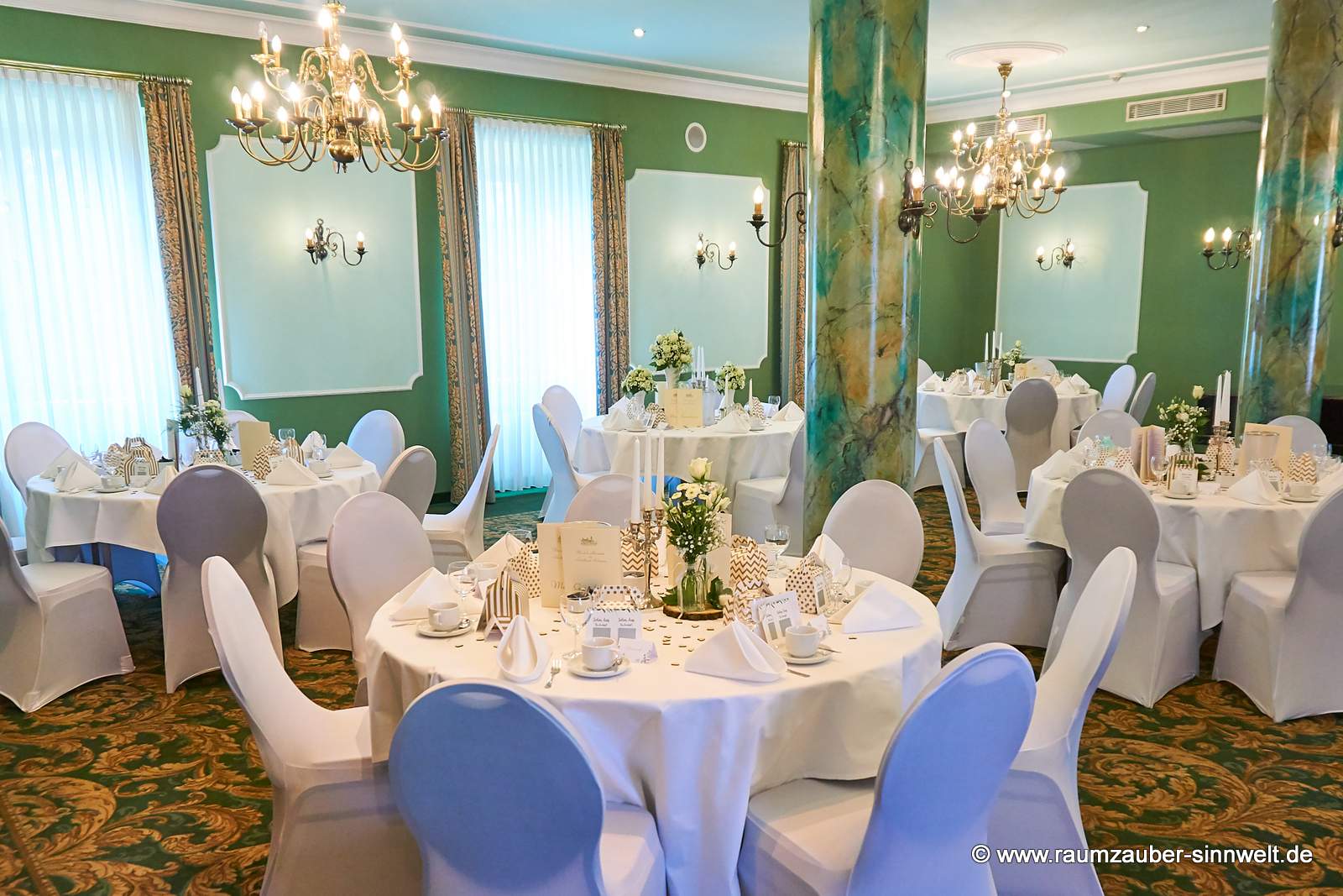 Tischdekoration aus Glasvasen gefüllt mit Rosen, Santini und Eustoma dekoriert auf Baumscheibe