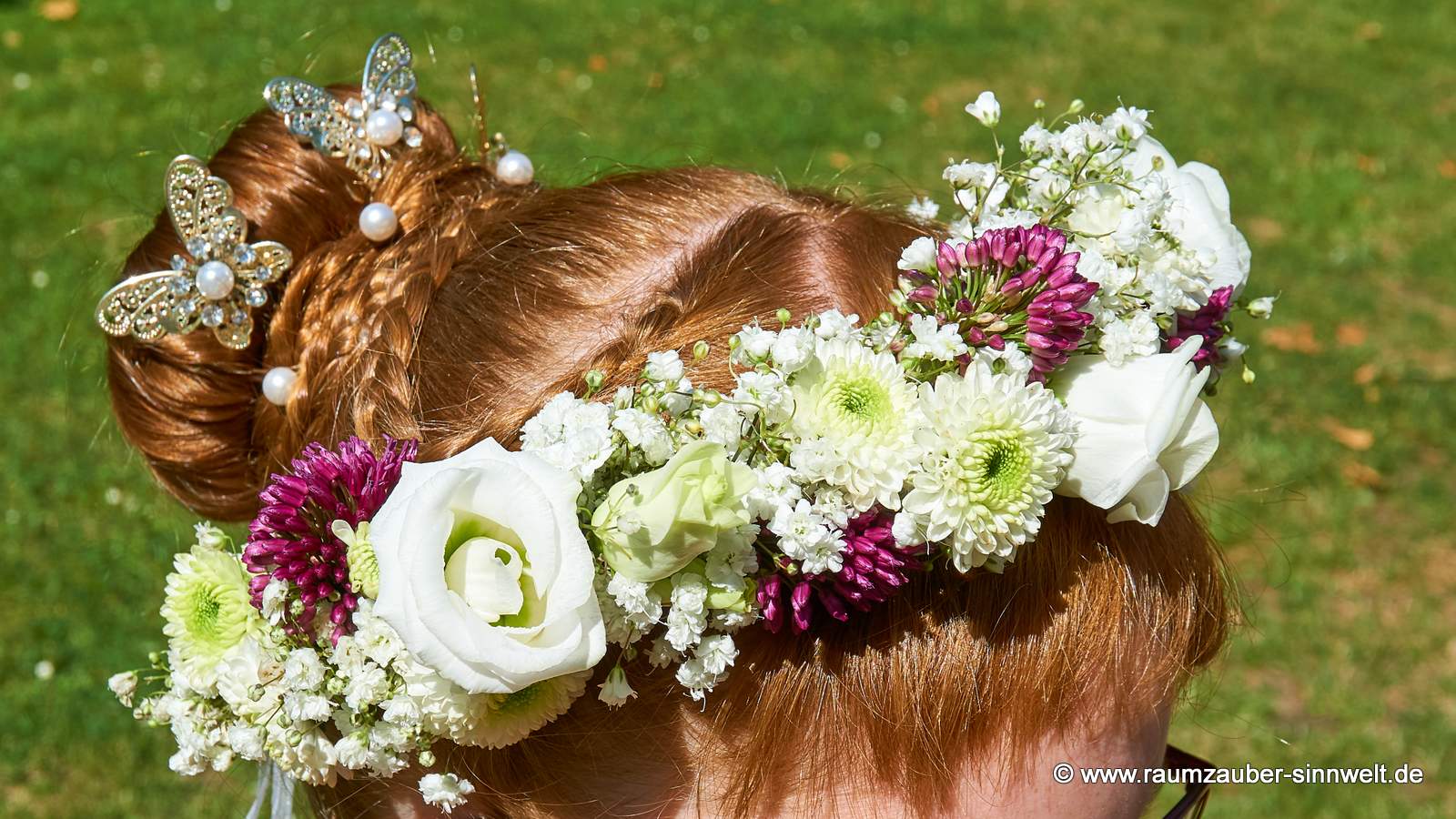 Haarschmuck aus weißen Eustoma, Santini und Allium