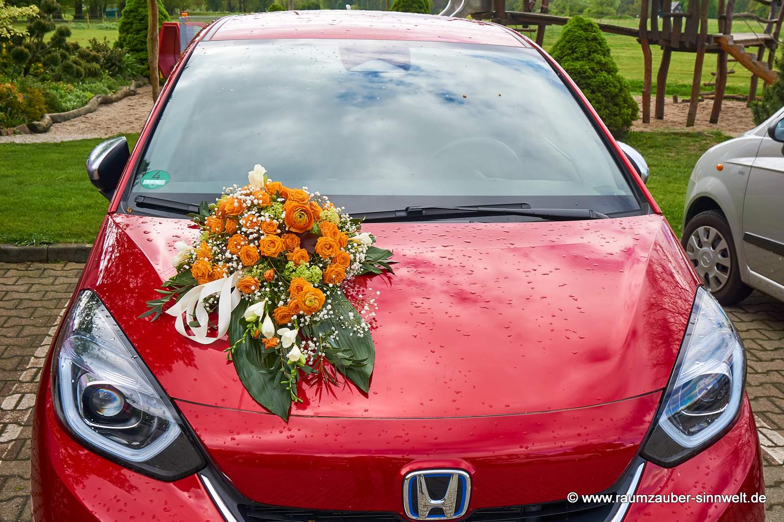 Fahrzeugschmuck aus Rosen, Freesien und Schneeball