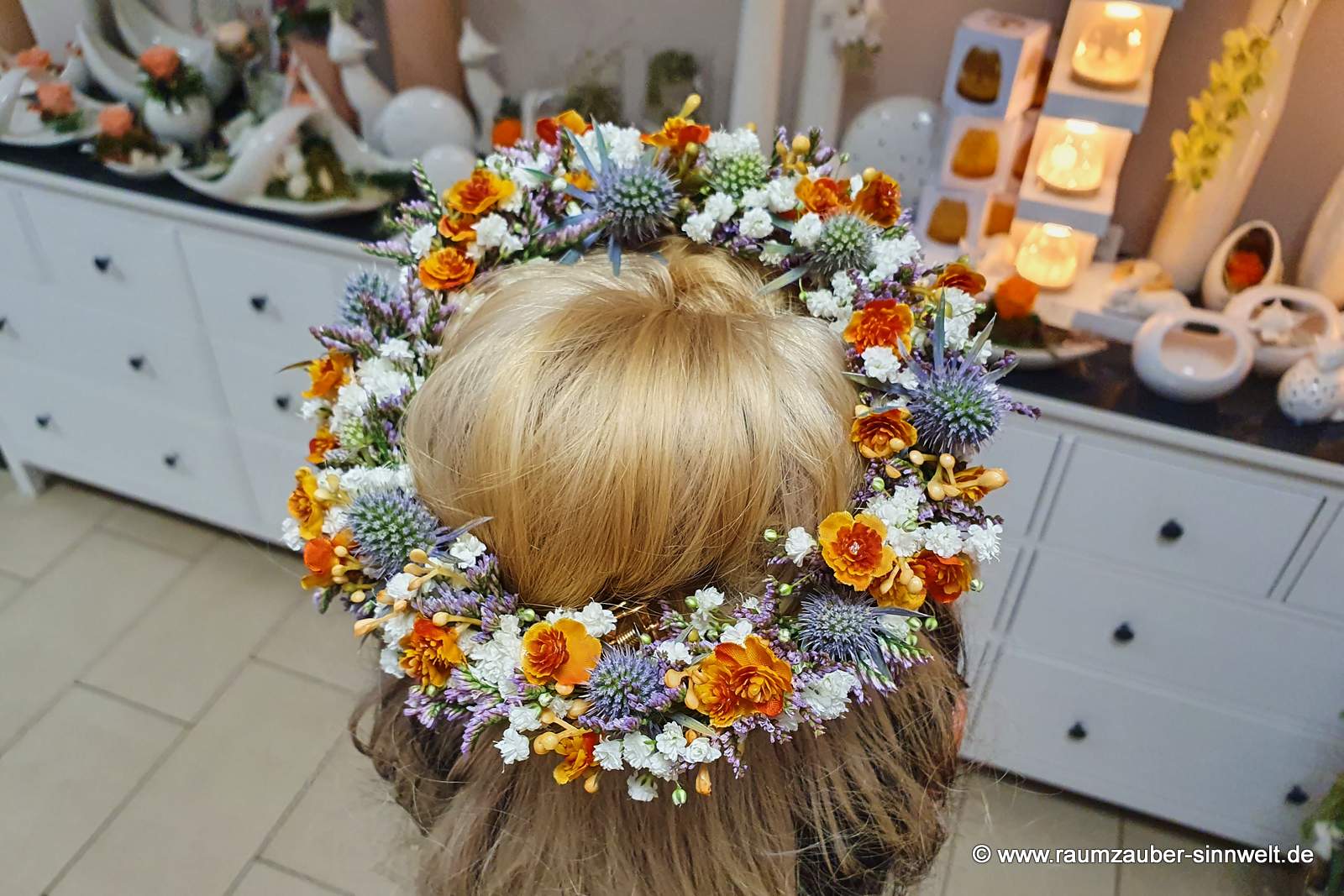Haarschmuck aus Schleierkraut, Disteln und Waxflower