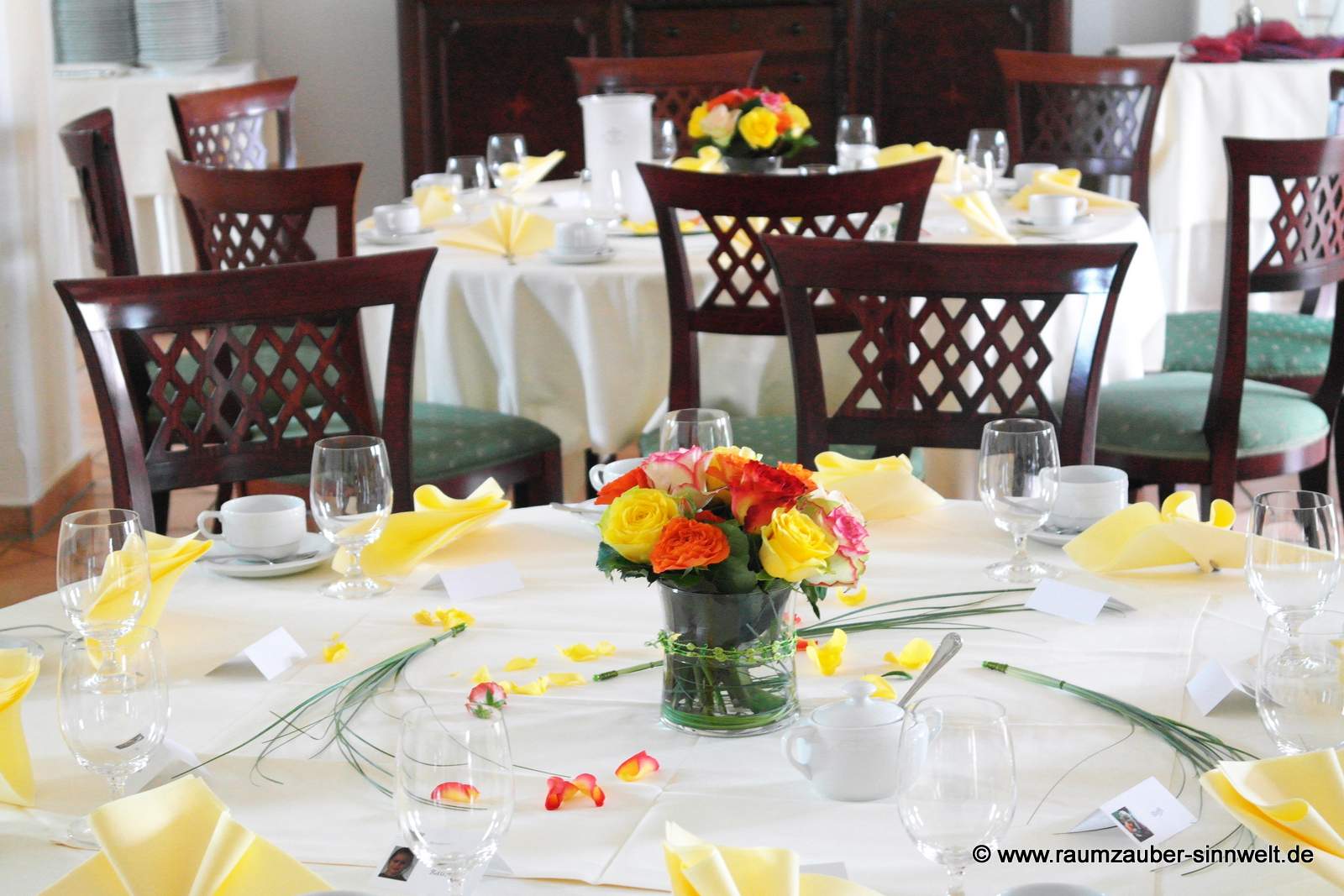 Tischdekoration aus Rosen