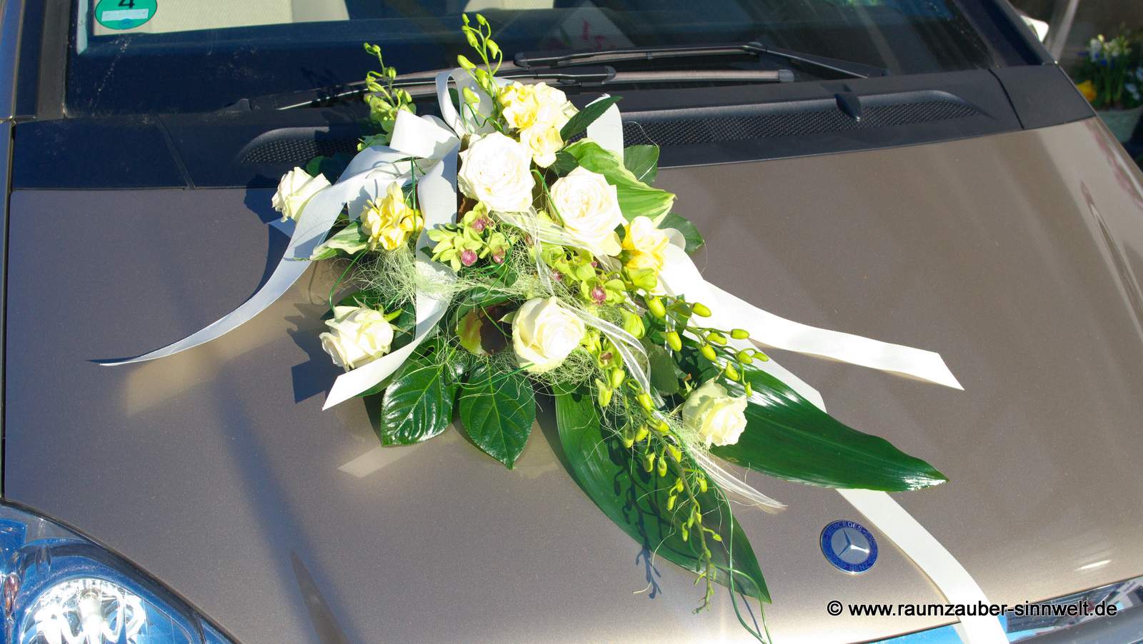 Autoschmuck aus Dentrobien und Rosen