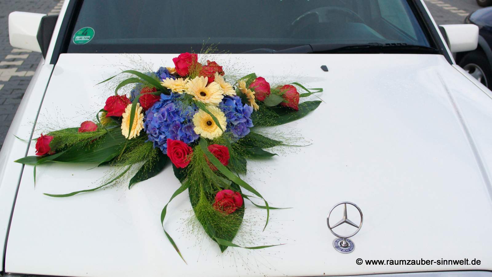Autoschmuck aus Rosen, Gerbera und Hortensien